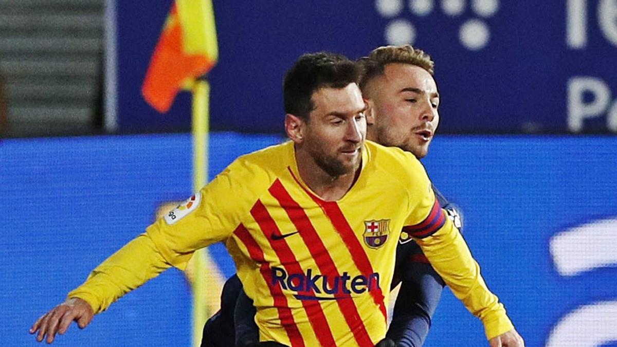 Ontiveros sujeta a Messi durante el partido de ayer. |  // EFE
