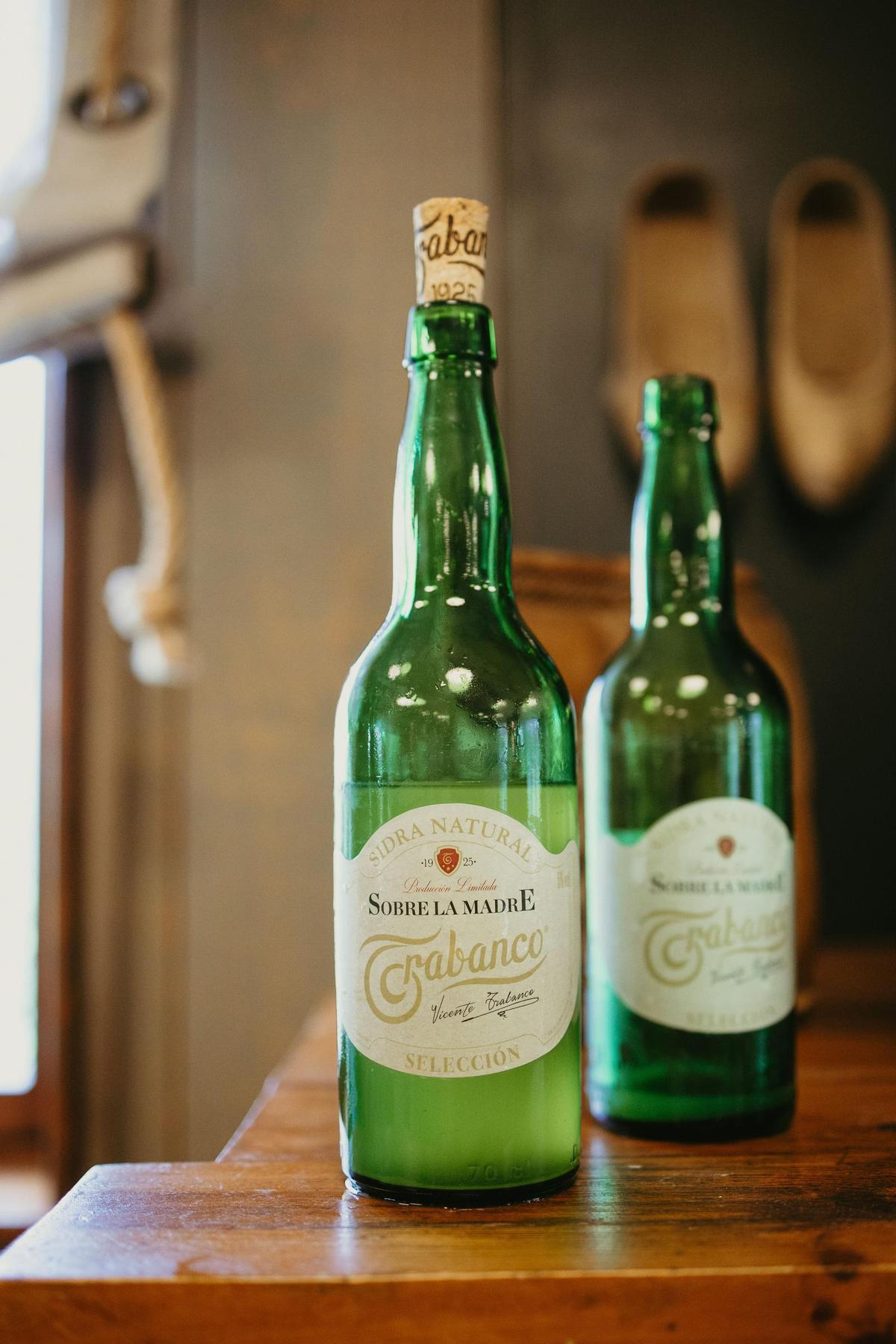 Botellas Sobre la Madre de Trabanco