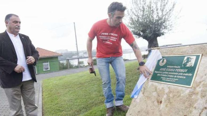 Momento, ayer, en el que se descubrió la placa en honor a José Couso.