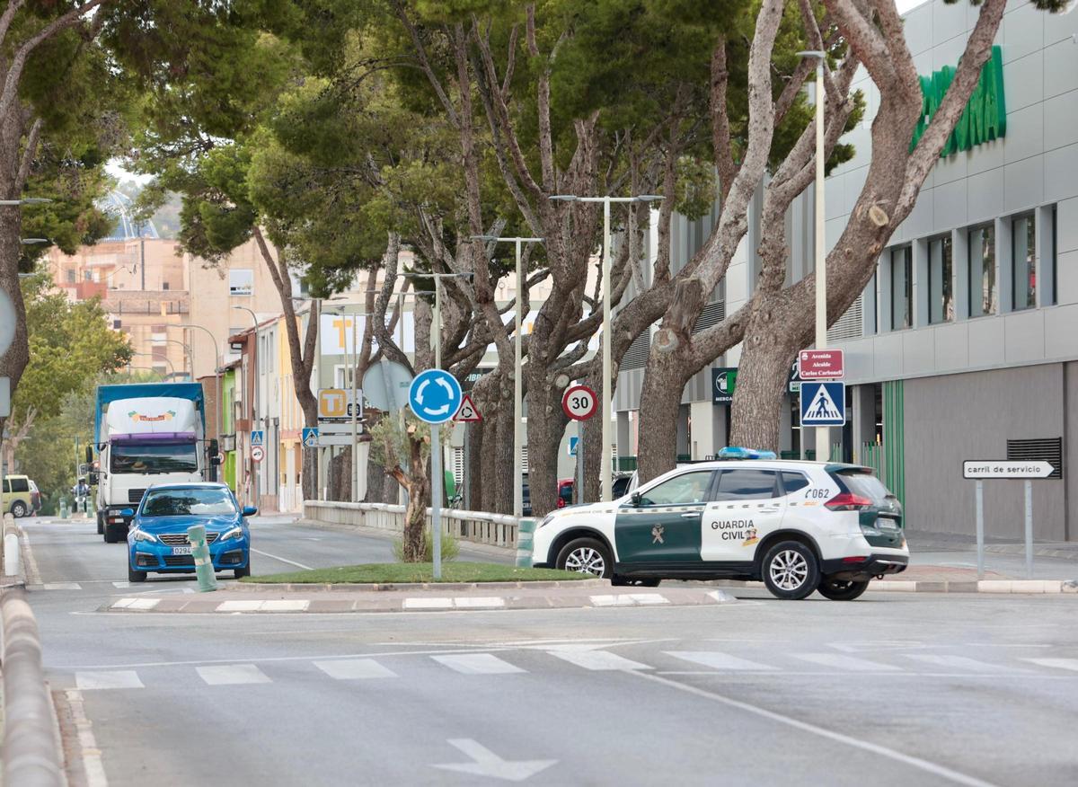 Refuerzo policial en Aspe tras la quema del coche del edil de Seguridad