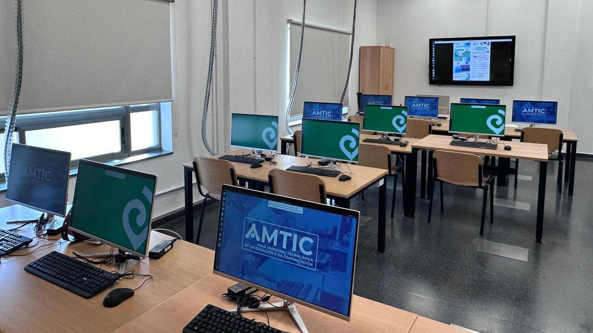 Equipos informáticos en uno de los departamentos del consistorio de Ames.