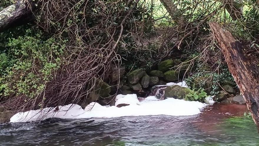 Un vertido rojizo tiñe el río Armenteira en Ribadumia