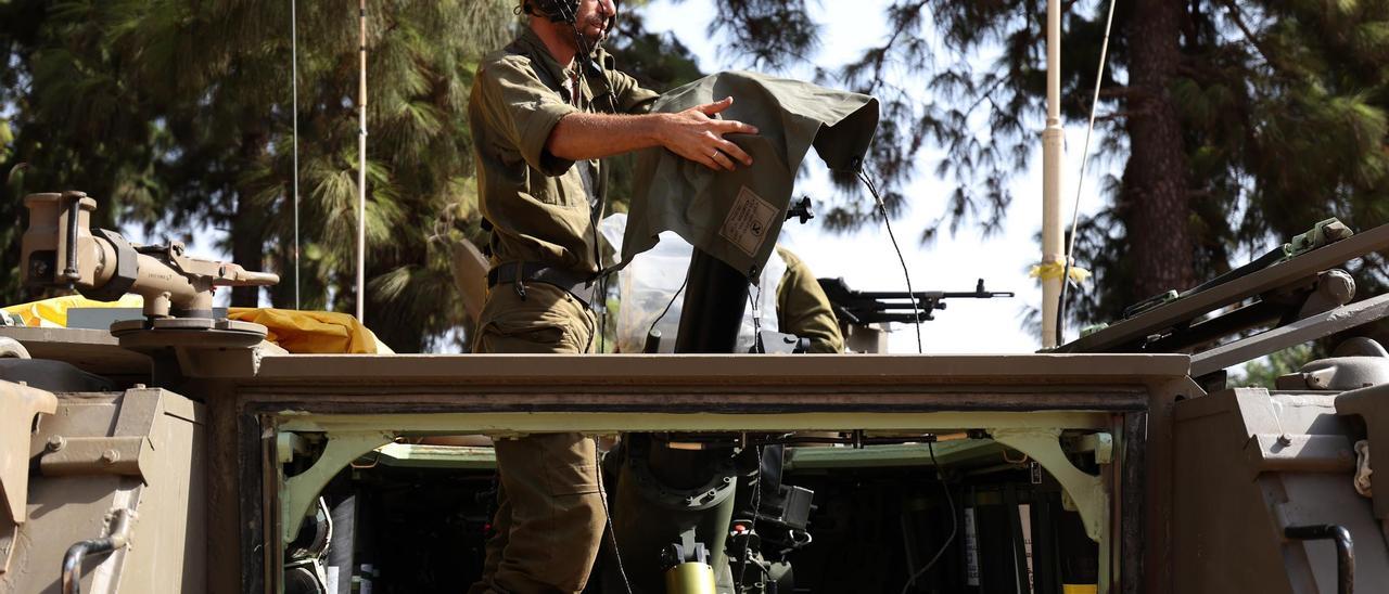 Un soldado israelí monta guardia en la frontera entre su país y el Líbano.