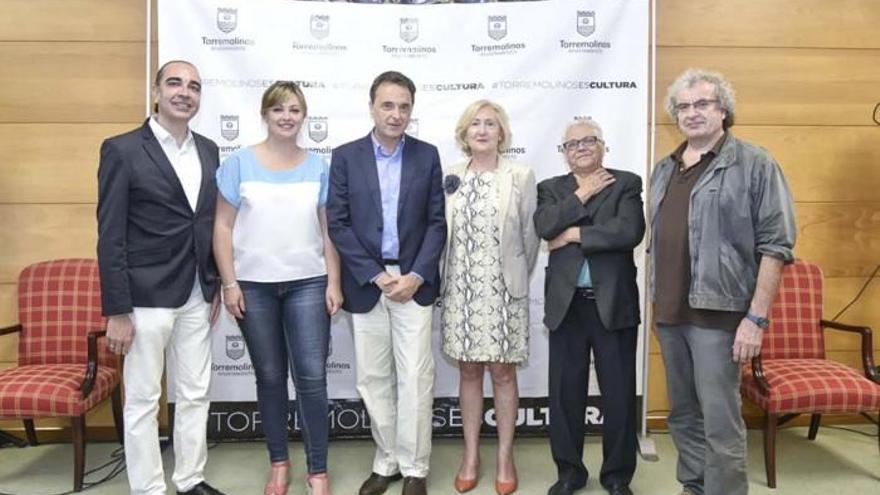 El alcalde de Torremolinos, José Ortiz, en el centro, con parte de los miembros del jurado.