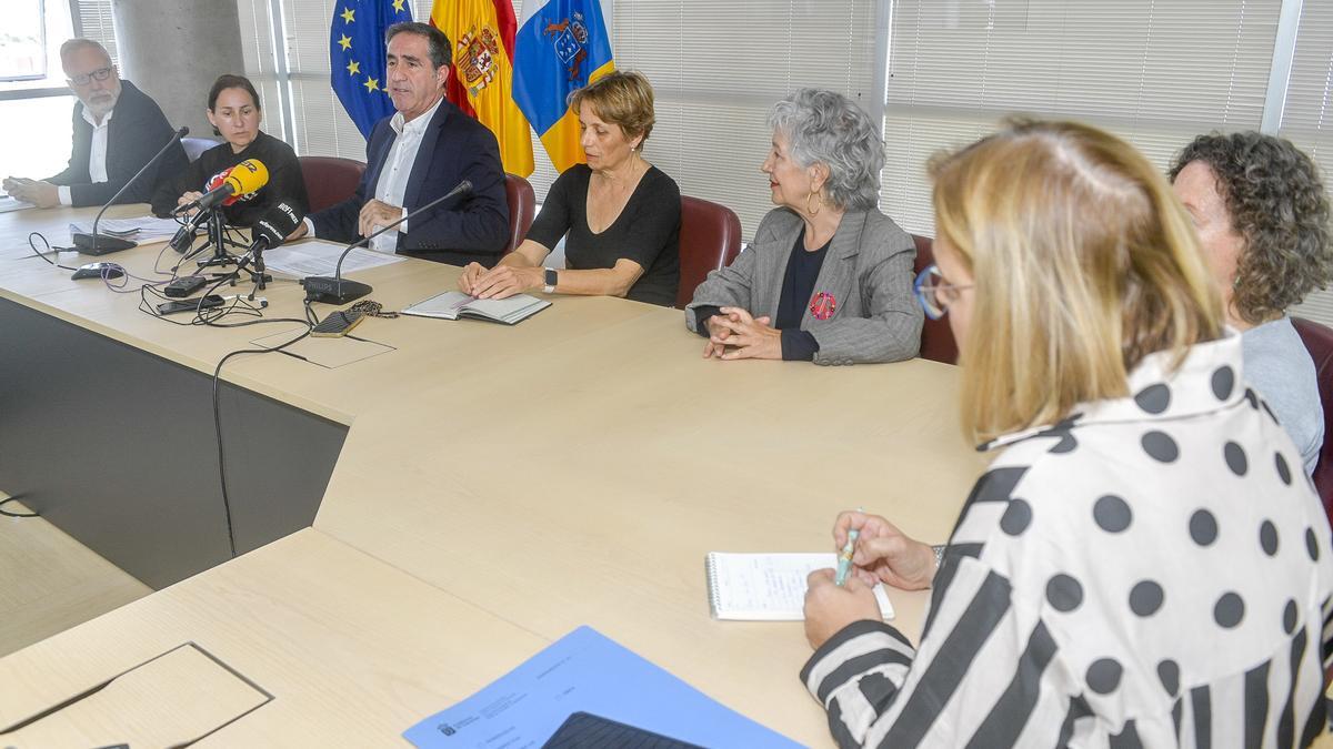 El viceconsejero Francis Candil junto a miembros de las cooperativas de 'cohousing'.