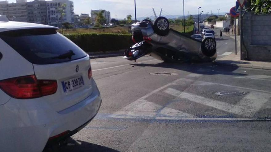 Un coche da la vuelta de campana en Vinaròs