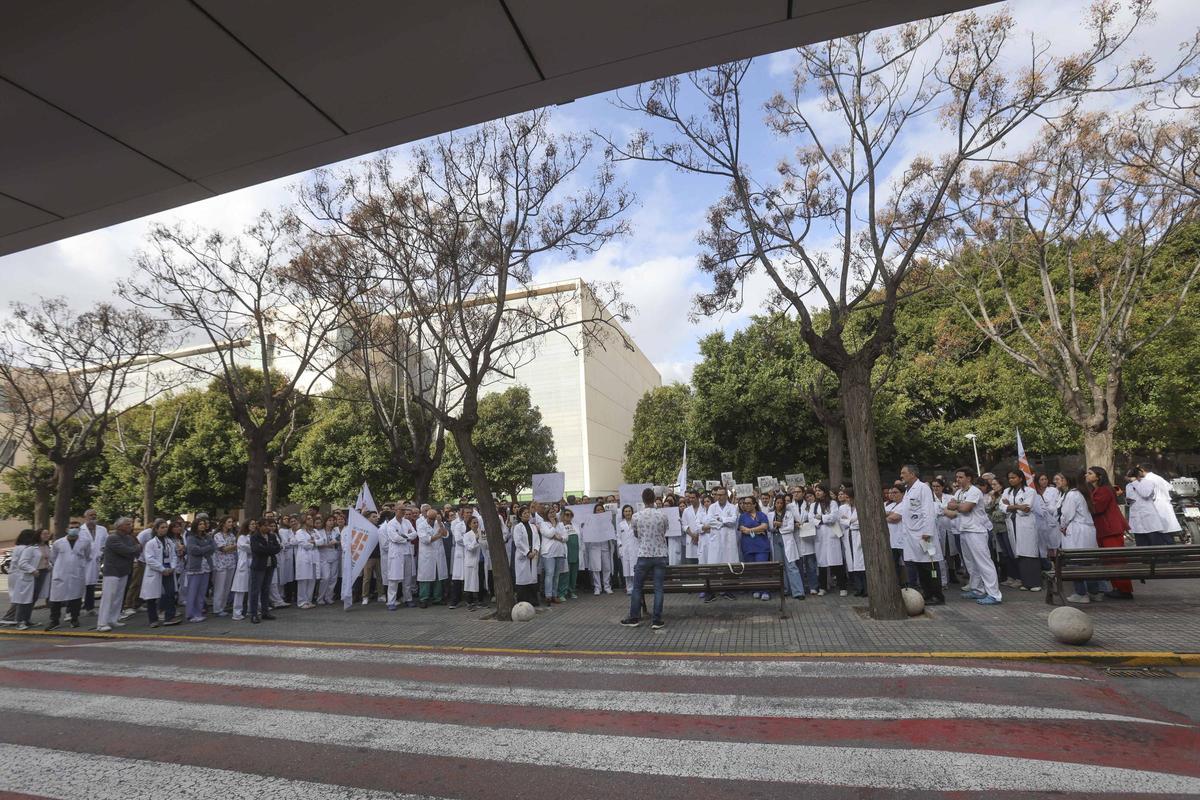 Protesta de los médicos del Hospital de Sant Joan contra el nuevo estatuto laboral
