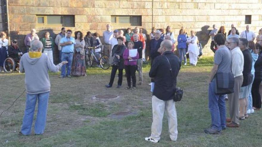 Asamblea de los vecinos de Adormideras celebrada ayer en el barrio. / víctor echave