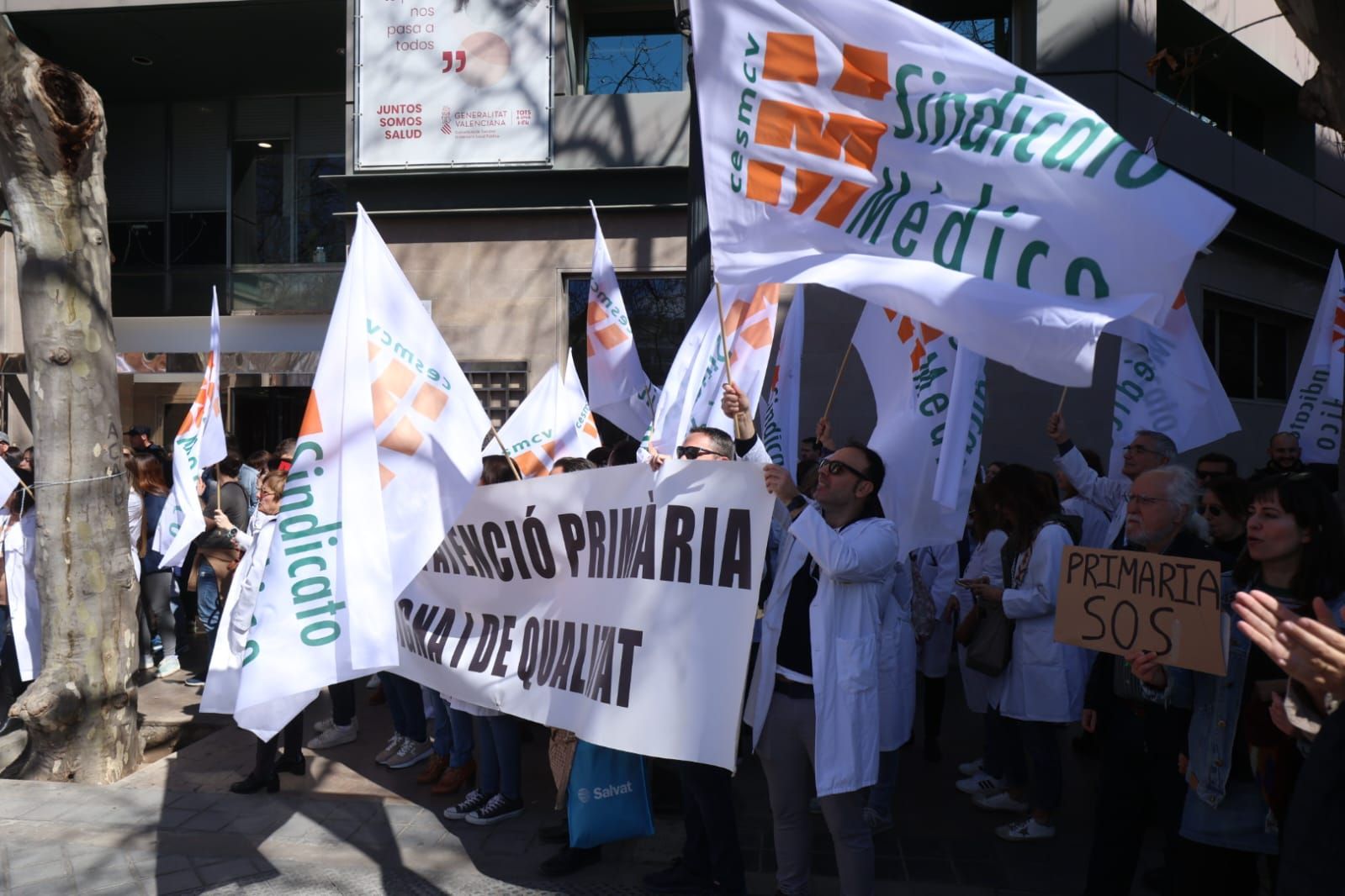 Los médicos valencianos salen a la calle a reclamar mejoras laborales