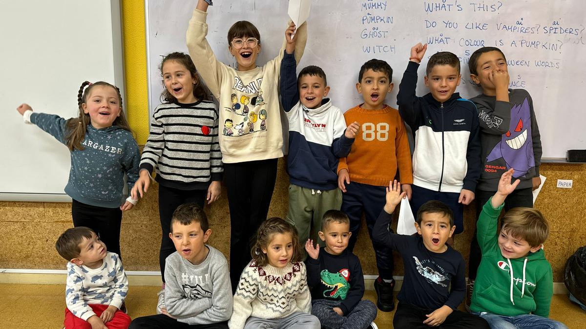 Varios de los niños participantes en el taller de Halloween.