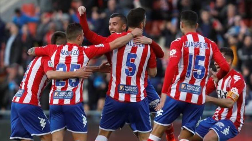 Borja García, al centre de la imatge, és felicitat pels seus companys després d&#039;un gol seu.