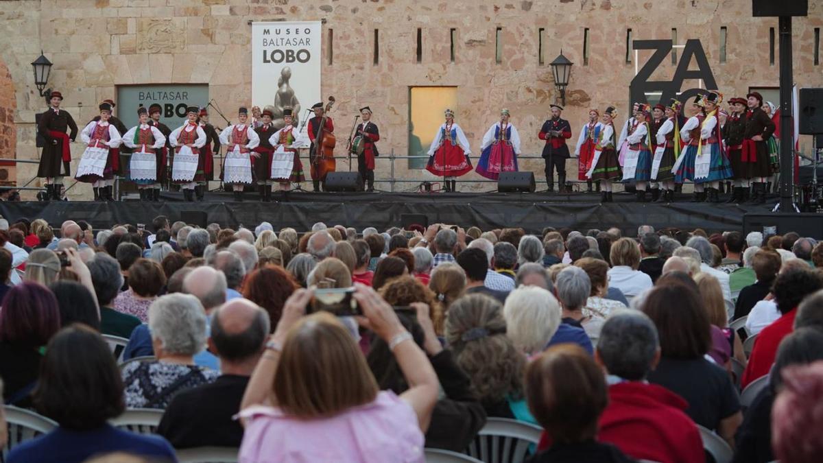 Numeroso público contempla ayer la actuación de la formación polaca en la plaza de la Catedral . | J.L. F.