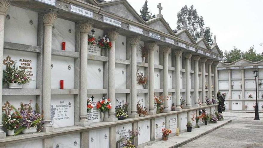 Dos cirios señalan en el cementerio de Couso el lugar donde fueron enterradas las pequeñas.