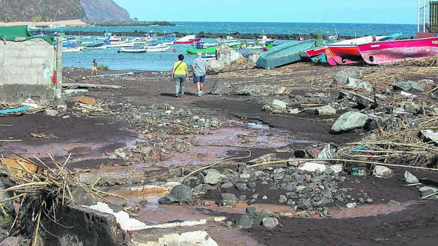 Barro y piedras amontonados en la playa de Las Teresitas y alrededores durante un temporal en el año 2014.