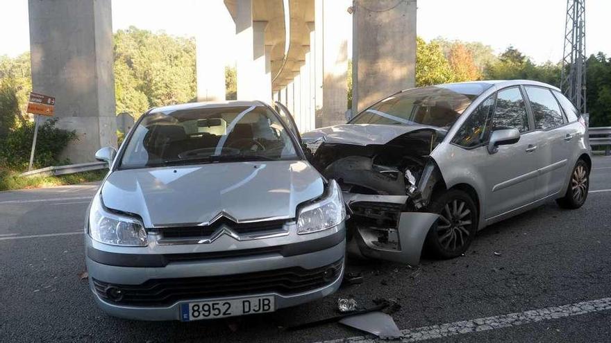 Uno de los coches quedó empotrado en el otro y ambos ocuparon parte de la calzada. // Noé Parga