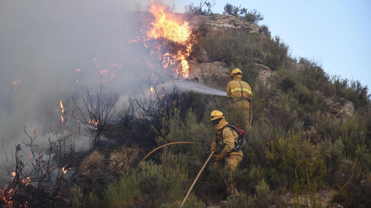 Bomberos trabajando en un incendio en la sierra de Alcubierre en una imagen de archivo.