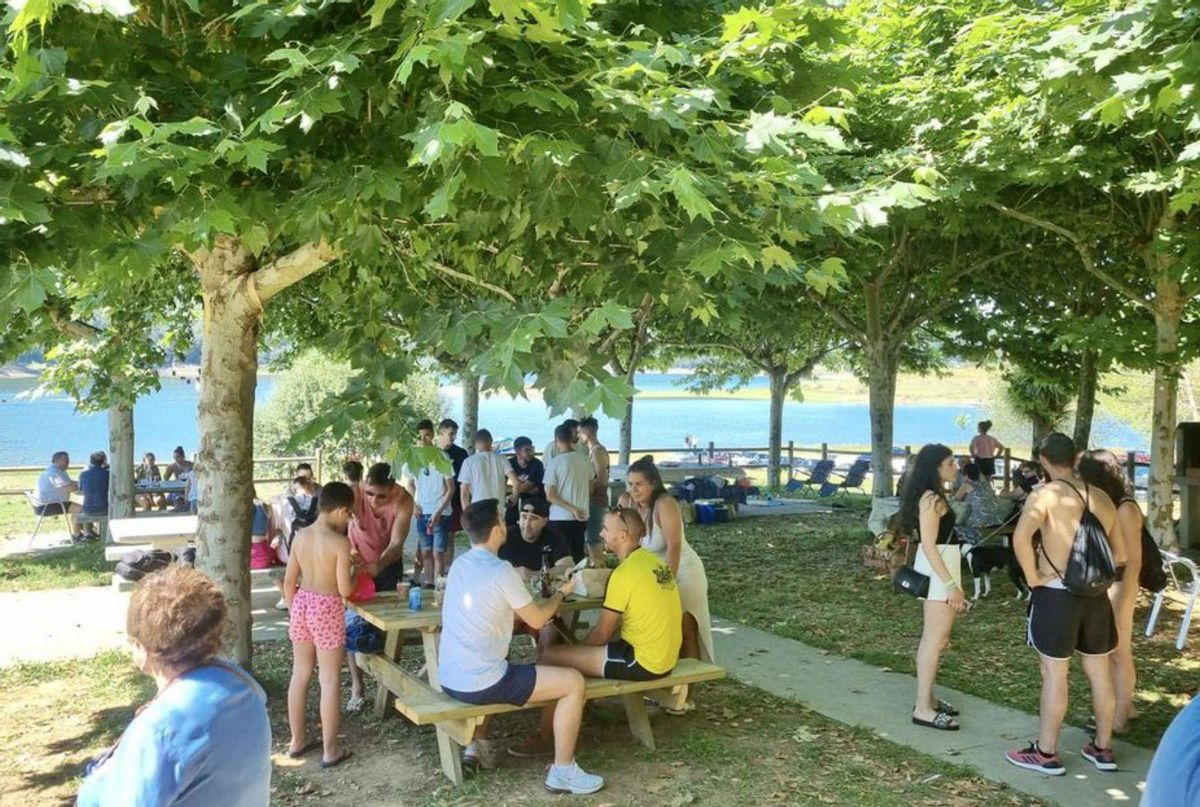 Gente en el área recreativa de Brocos. | // BERNABÉ/ ANA AGRA