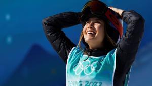 Eileen Gu sonría al ver la puntuación de su victoria en Big Air