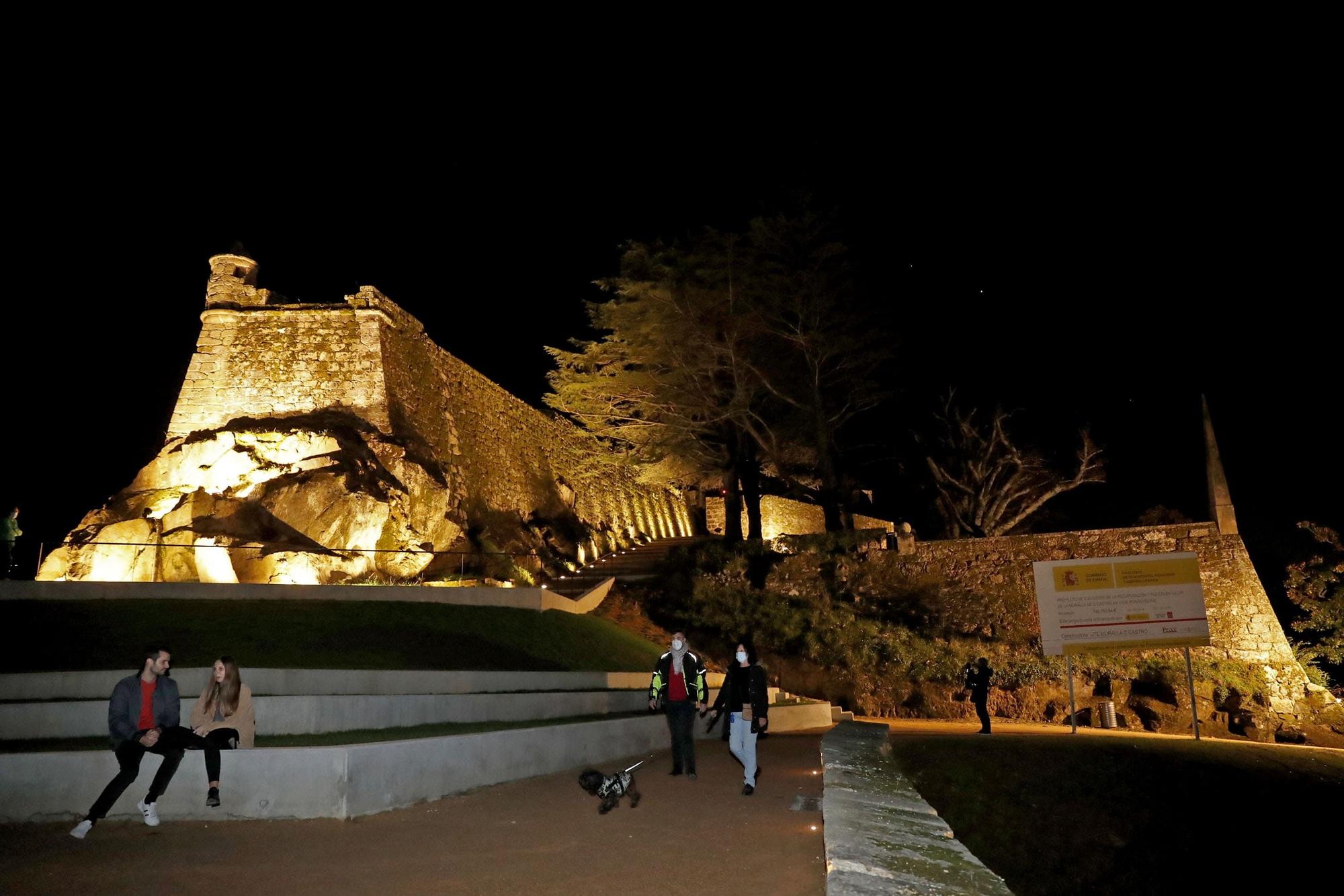 La muralla de O Castro estrena iluminación y gradas