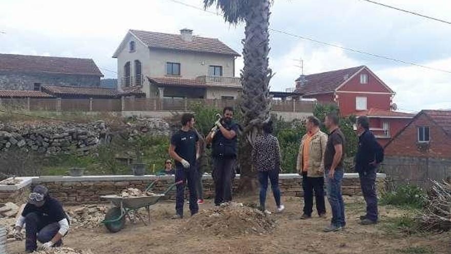 Alumnos trabajando en el atrio y la visita del presidente.