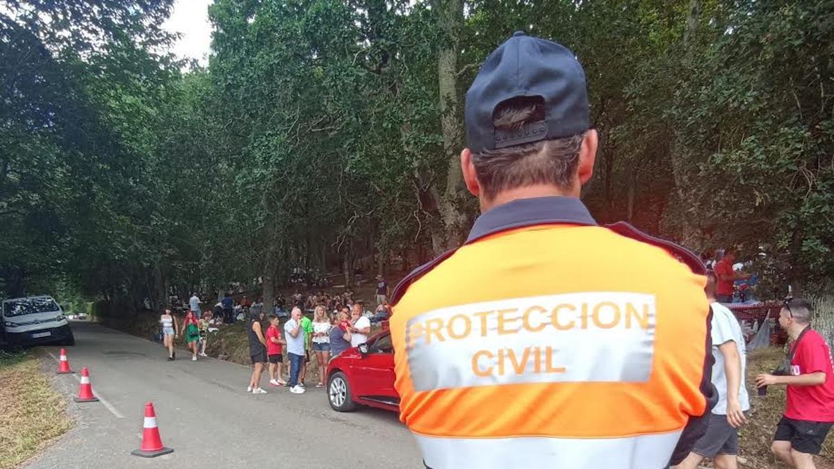 Un voluntario de Protección Civil, en una imagen de archivo, durante un evento en Salas.