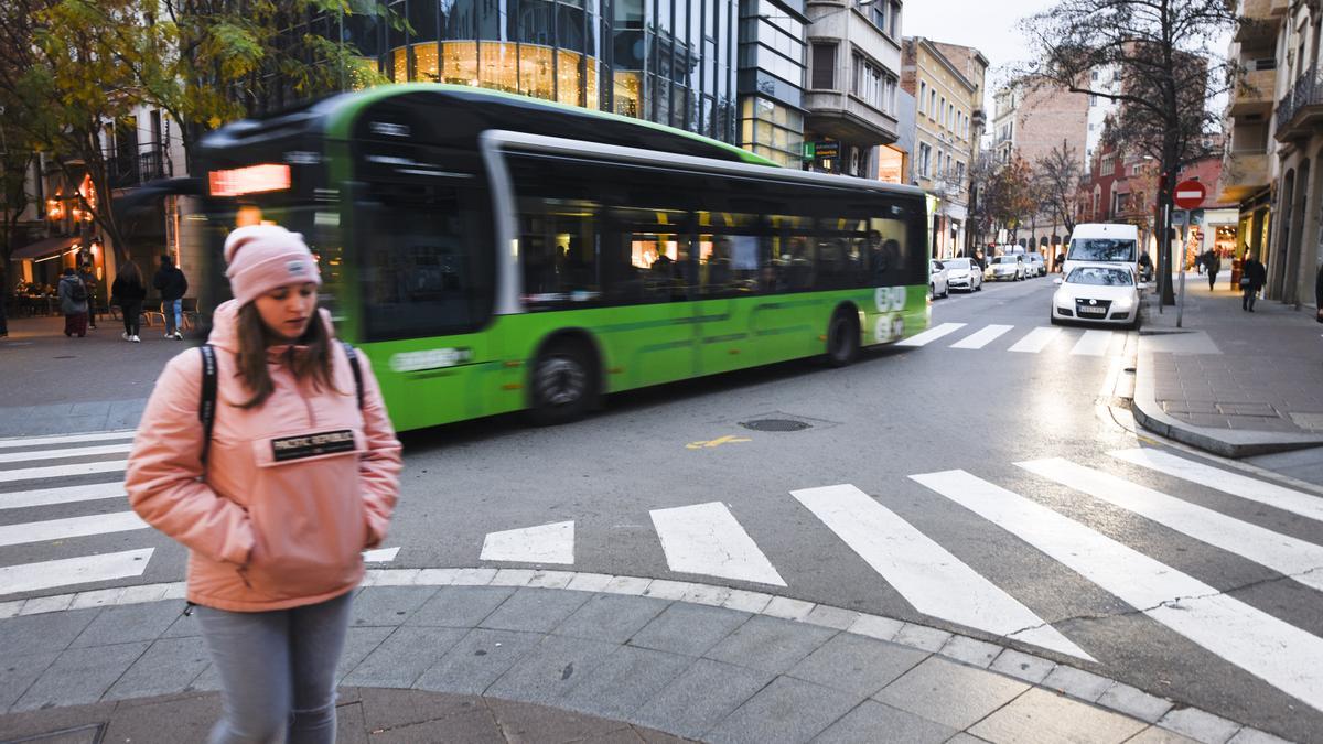 El servei de bus urbà de Manresa al carrer Guimerà