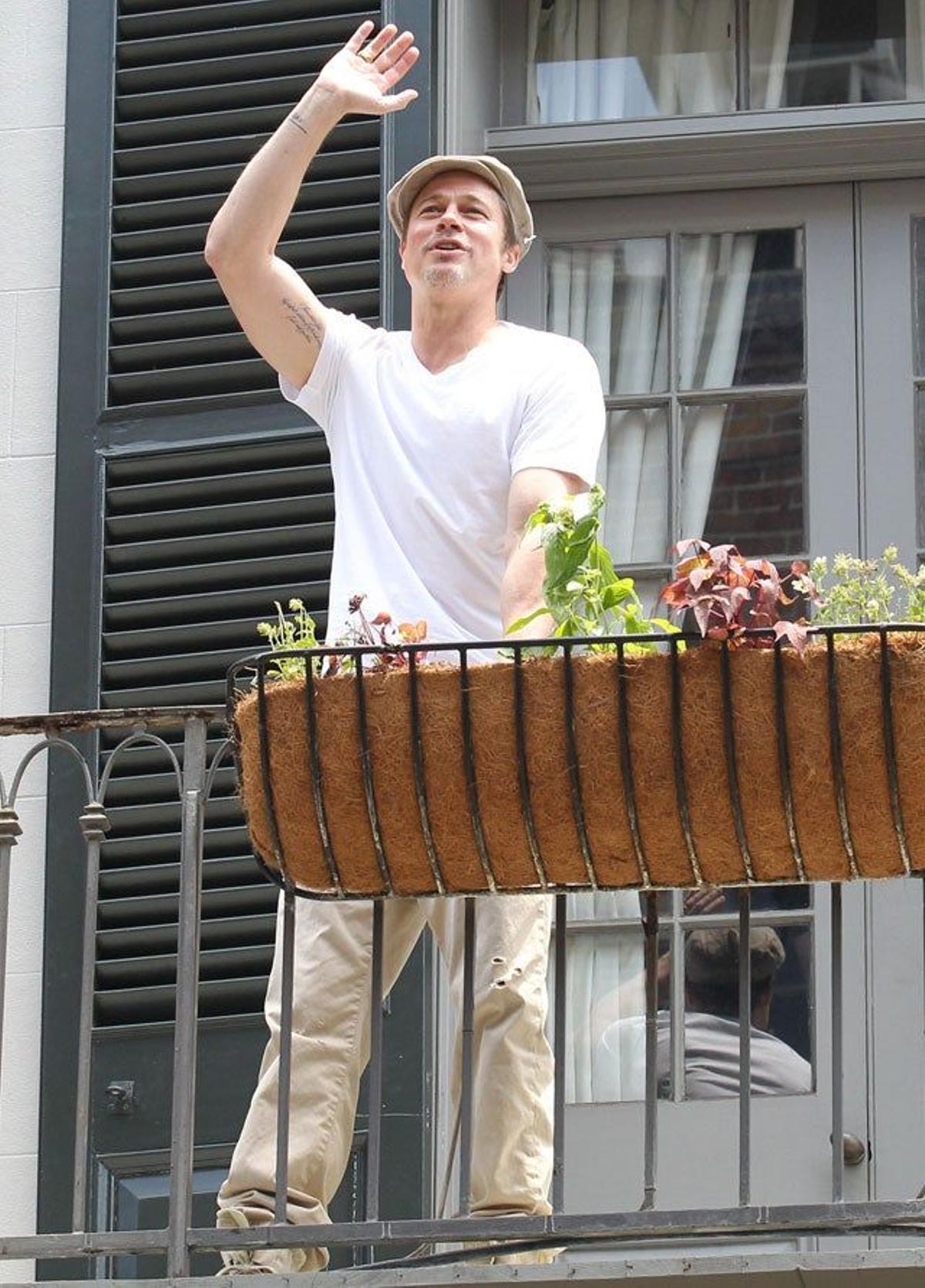 Brad Pitt saluda desde su balcón