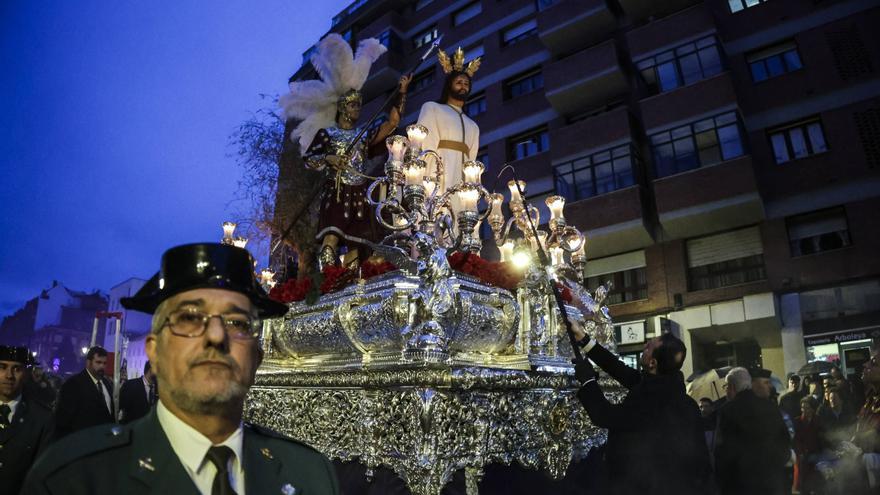 Así fue la procesión del Prendimiento en un peregrinaje casi a oscuras hasta el Antiguo de Oviedo: luz tras la muralla