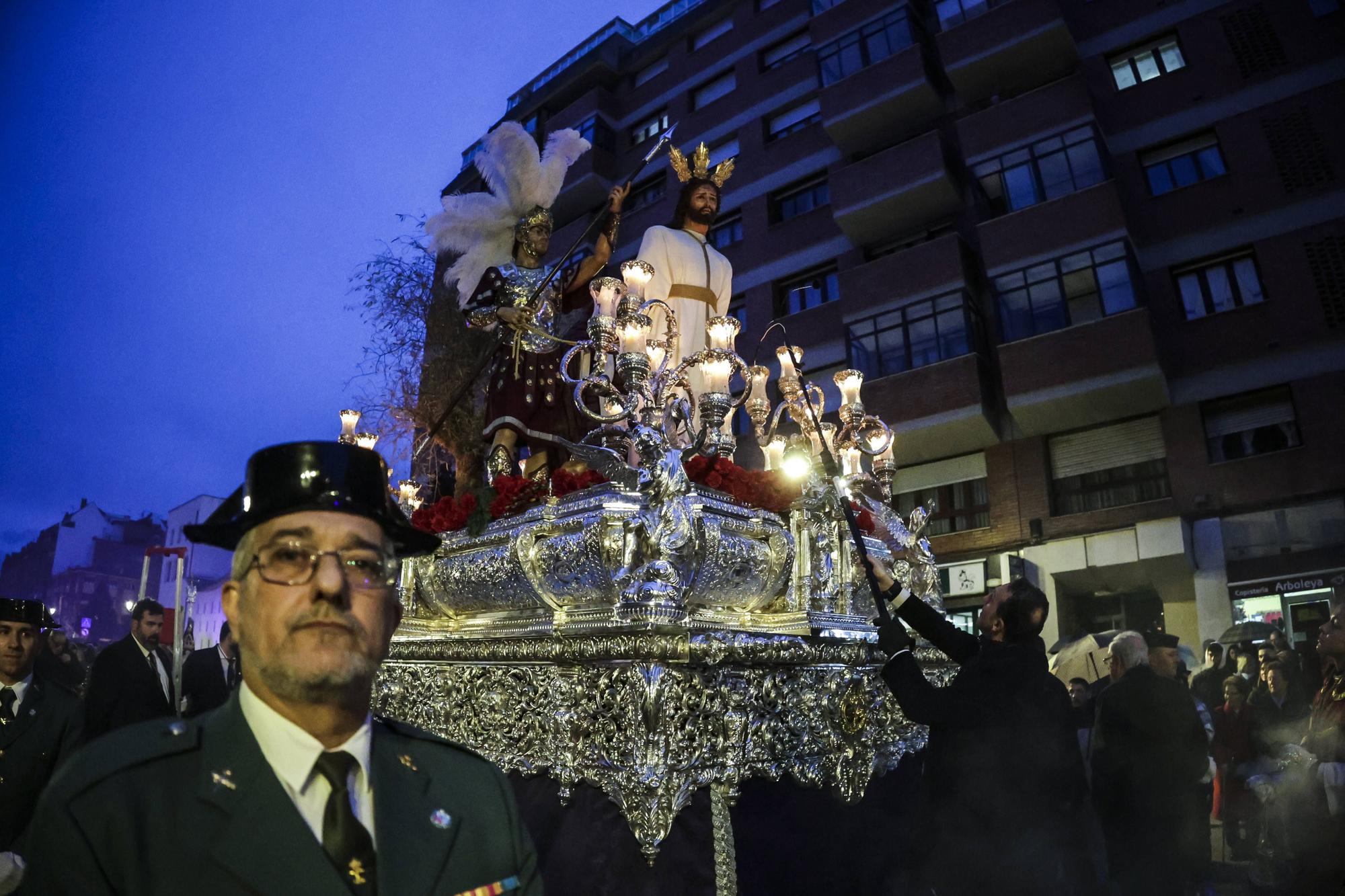 Así fue la procesión del Prendimiento hasta el Antiguo de Oviedo