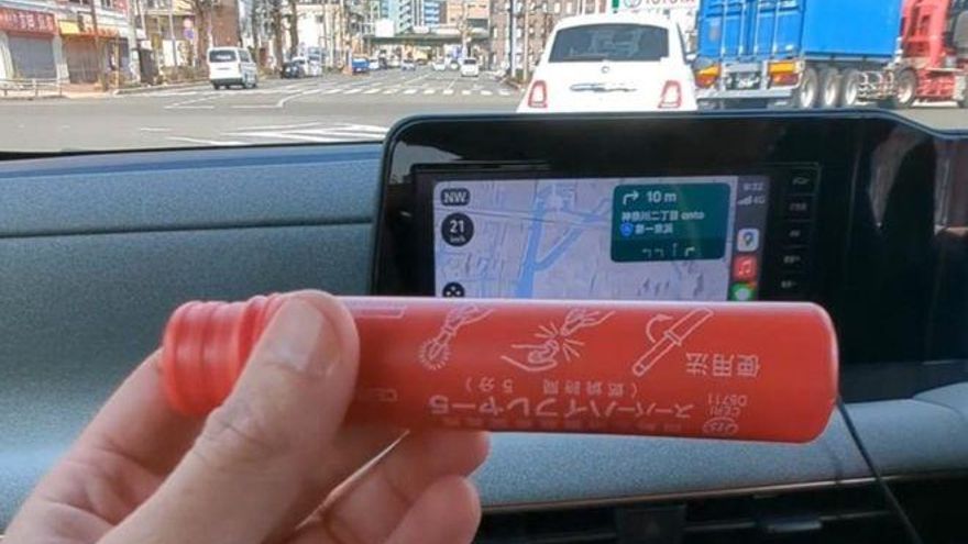 ¿Por qué en Japón los coches llevan una bengala junto al asiento del copiloto?
