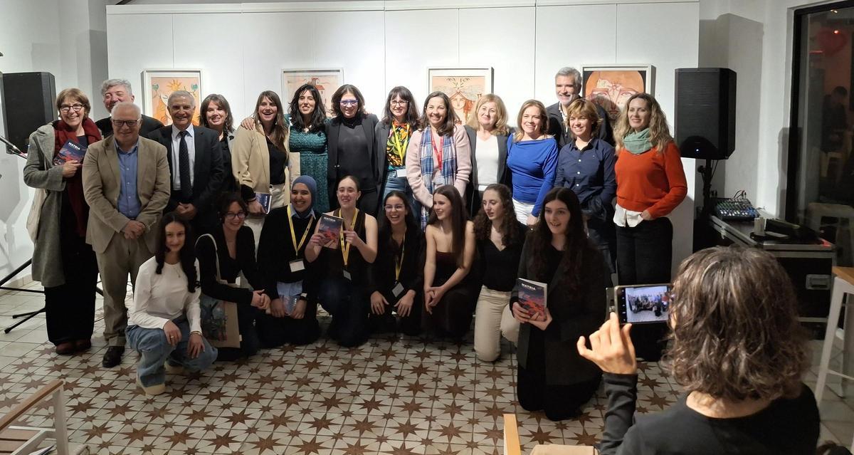 Las alumnas que recitaron, sus profesoras, las poetas Raquel Lanseros y Àngels Gregori, Adolfo Utor y otros impulsores de "Matria"