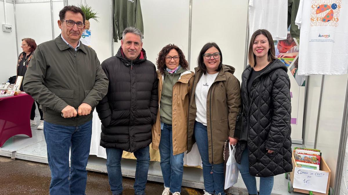 Vecinos, ediles y simpatizantes del PSdeG-PSOE de Oroso en un ferial