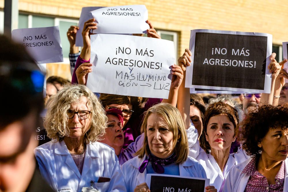 Cerca de un centenar de trabajadores, junto al equipo directivo del centro ha mostrado su "repulsa" por el ataque