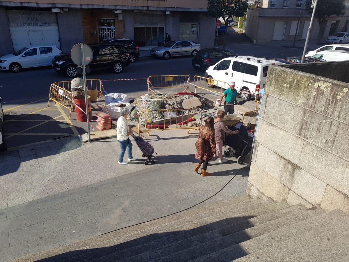 Obras del primer punto de recarga eléctrica que realiza el Concello de Moaña.
