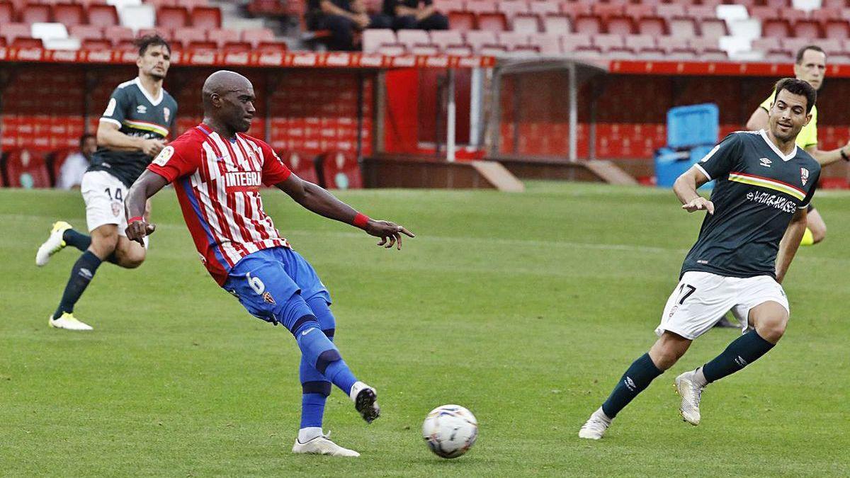 Babin saca el balón jugado desde atrás ante la presión de Errasti y Andy el pasado sábado.