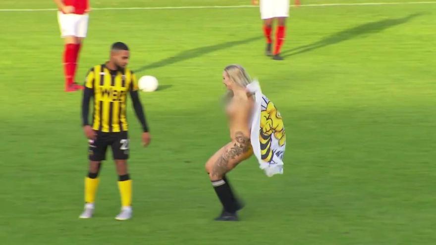Una stripper salta al terreno de juego desnuda en Holanda