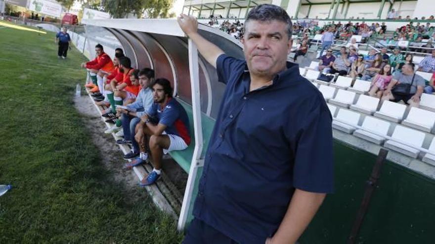 El técnico del Toledo, Onésimo Sánchez, en el banquillo del Salto del Caballo durante un encuentro de su equipo.