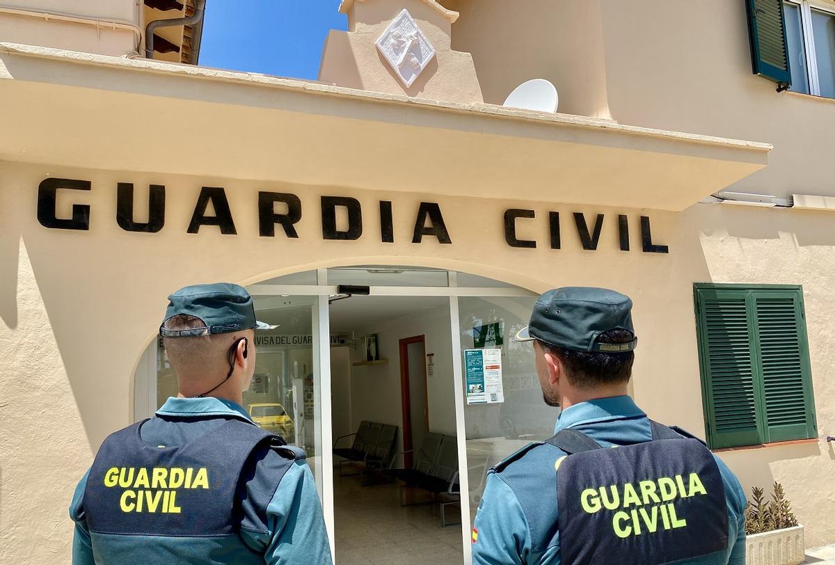 Agentes de la Guardia Civil en el puesto de Alcúdia-Pollença.