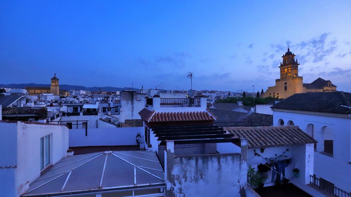 Vista de Santa Marina y San Agustín, iluminadas a primera hora de la mañana.