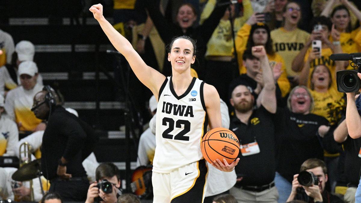 Caitlin Clark celebra la victoria de Iowa sobre West Virginia.