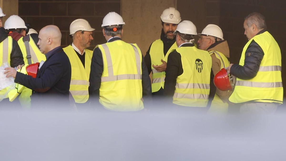 Rafael Louzán, presidente de la Real Federación Española de Fútbol (RFEF), durante su visita a las obras del Nou Mestalla junto a la FFCV y LaLiga.