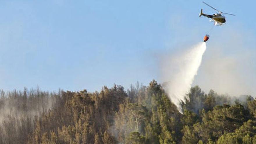 Varios helicópteros trabajan en las labores de extinción del incendio