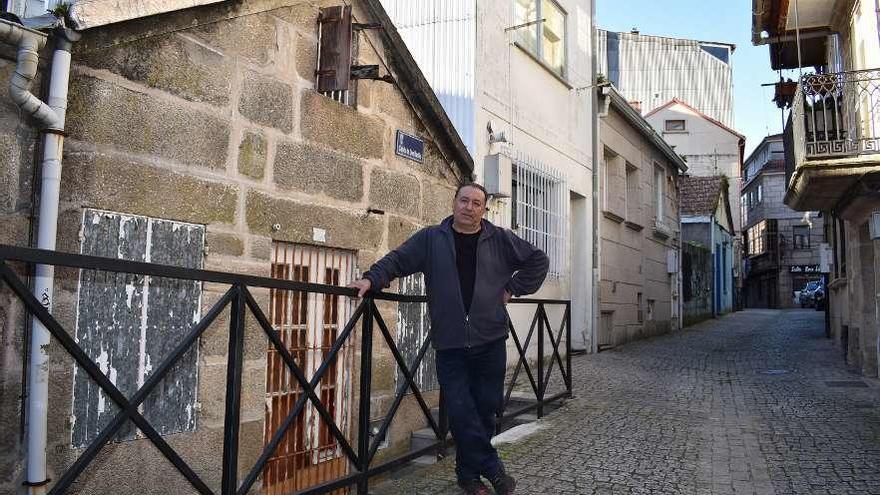 El patrón mayor de la cofradía, Clemente Bastos, ayer, junto al edificio que ocupará el museo del mar. // FdV