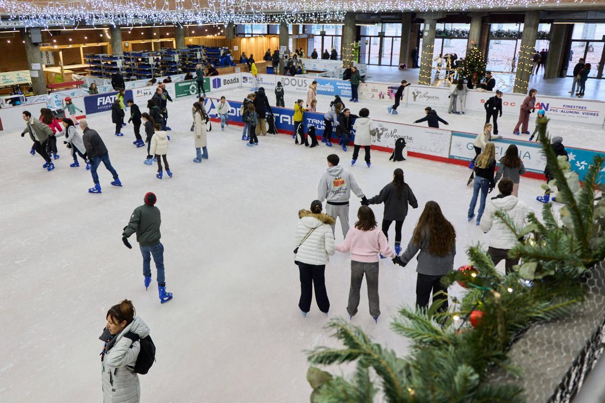 La pista diferenciada en dues zones: la de patinadors habituals i la dels principiants, amb alguns pingüins de fusta