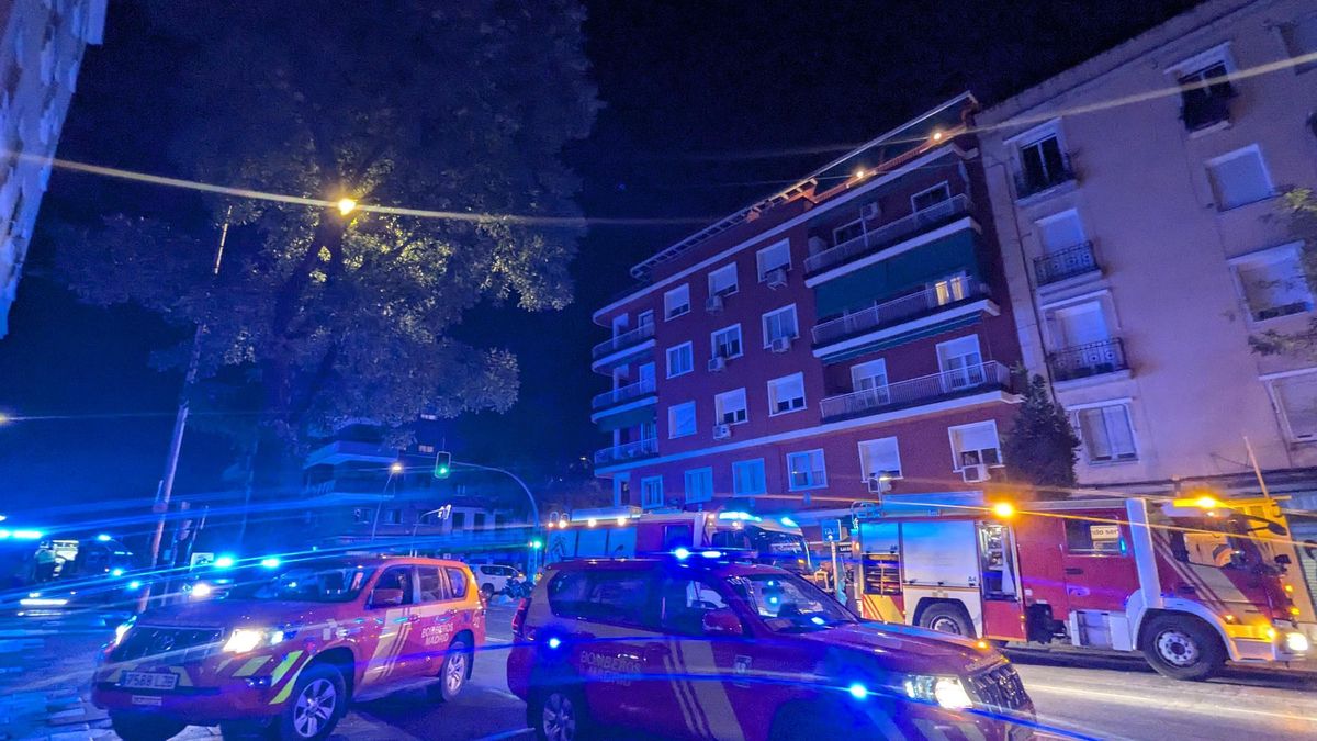 Imagen de los bomberos en la Calle Caramuel, en el barrio de Puerta del Ángel.
