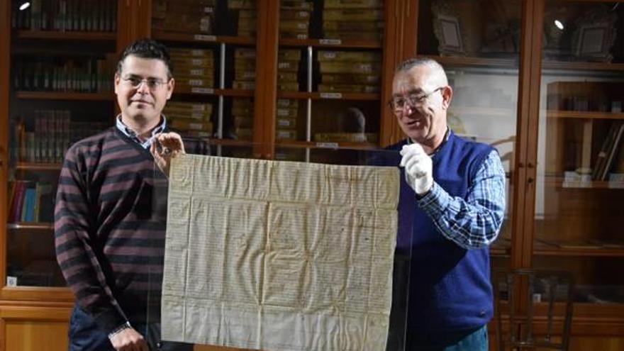 Los investigadores con el pergamino hallado en la iglesia de San Miguel de Burjassot.