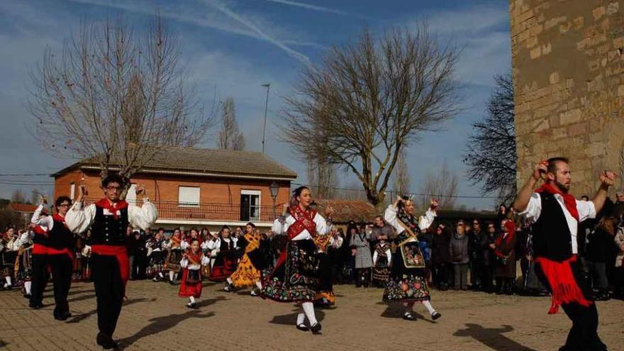 Los danzantes durante el Baile del Niño en la plaza de la Iglesia.