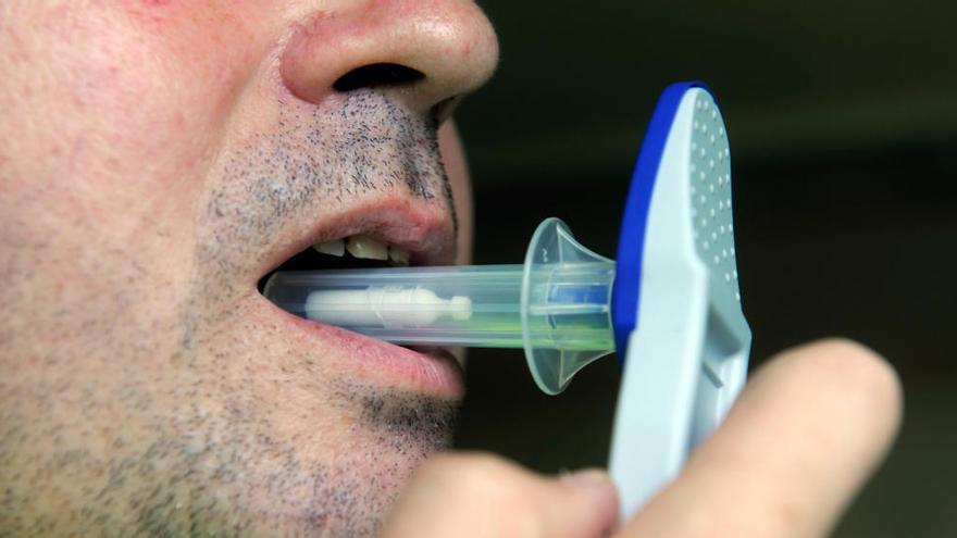 Un hombre realiza una prueba con el test de drogas.