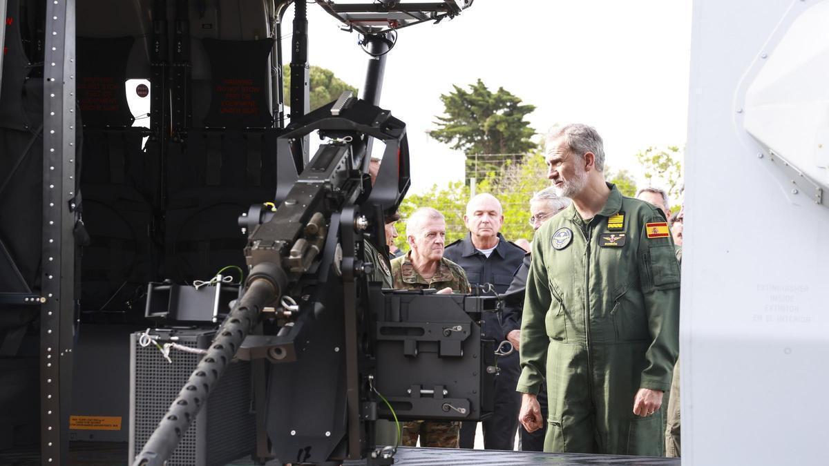 El Rey Felipe VI durante a visita a la Flotilla de Aeronaves, el Centro de Supervivencia y el Centro de Adiestramiento de Seguridad Interior de la Armada en la base naval de Puerto El Salado. A 28 de abril de 2026 en Rota, Cádiz (Andalucía, España).