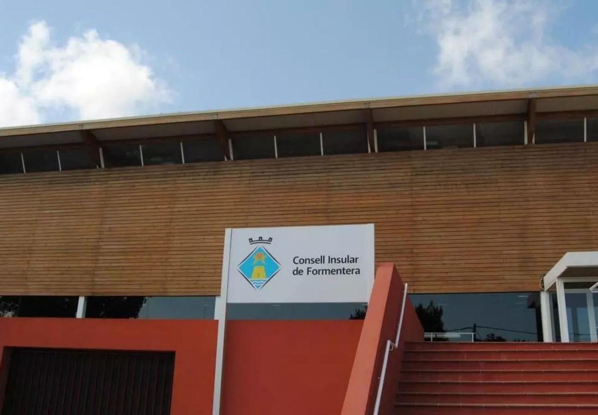 Exterior del polideportivo de Formentera, con la piscina cubierta abajo y las salas de entrenamiento arriba. | DI